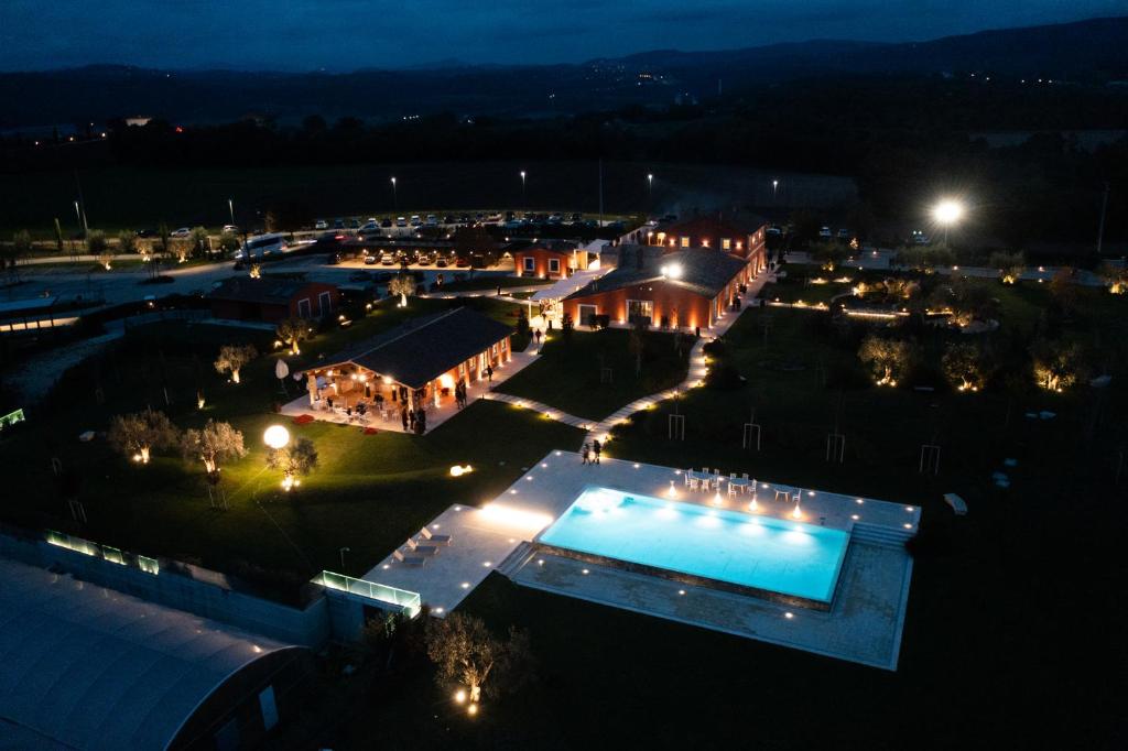 una vista aérea de un edificio con piscina por la noche en TENUTA FOGLIANI Resort & Natural Spa, en Visciano