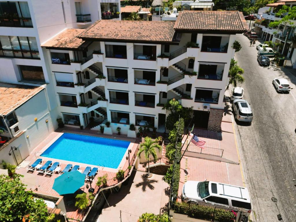 een luchtzicht op een gebouw met een zwembad bij Vallarta Sun Suites in Puerto Vallarta