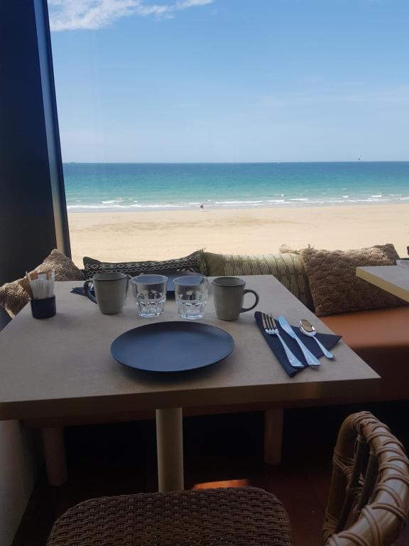 - Mesa con vistas a la playa en Alba hotel, en Saint-Malo