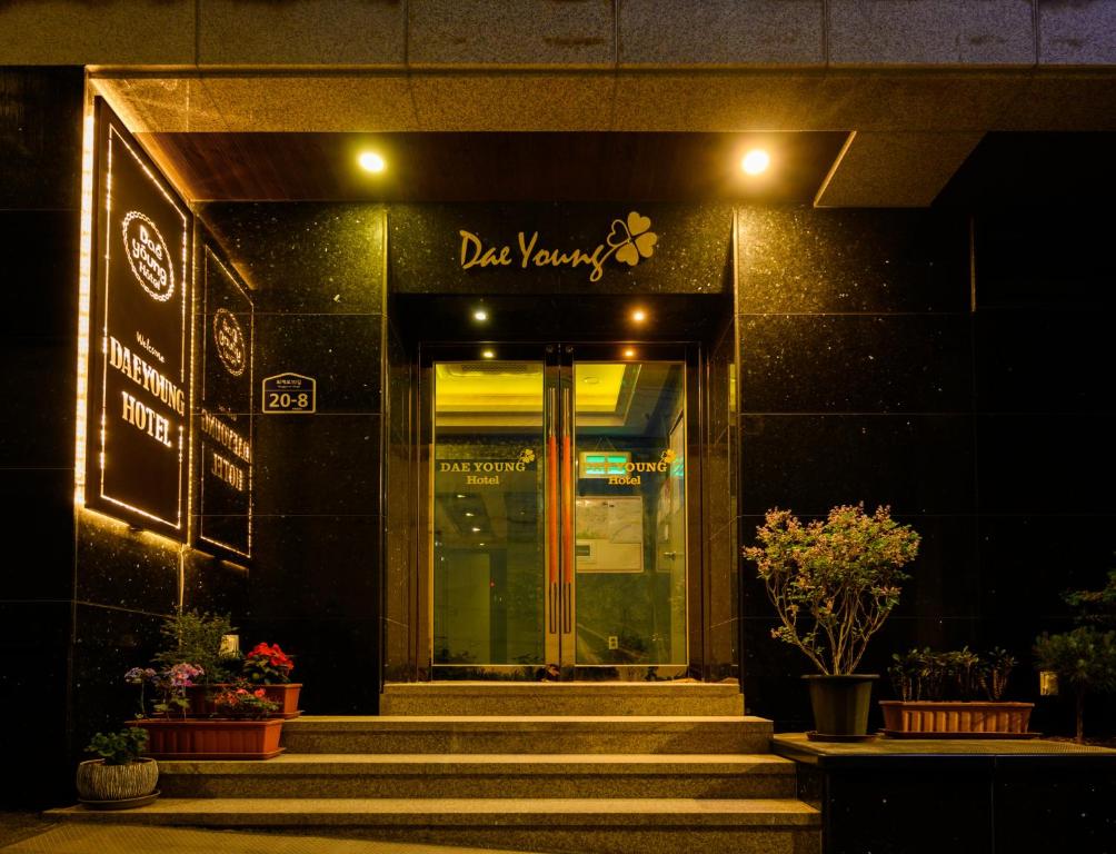 ソウルにあるDaeyoung Hotel Myeongdongの階段で通る建物