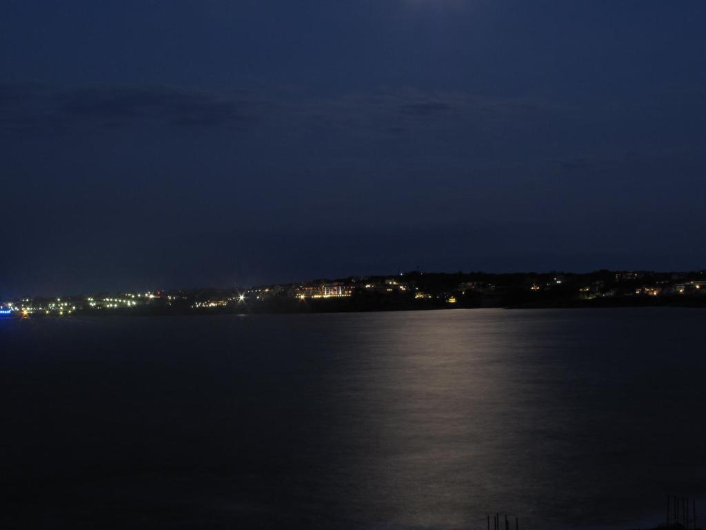 ソゾポルにあるFjord B&Bの夜の水の景色