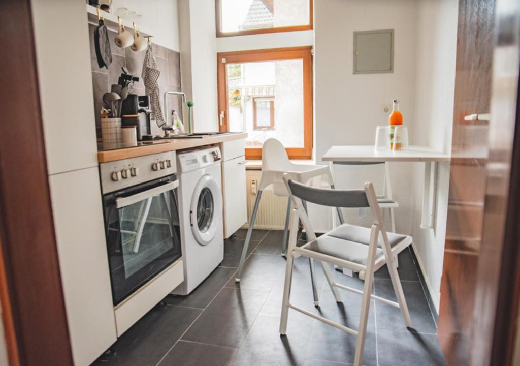 a kitchen with a stove and a washing machine at Moderne Wohnung in Neuwied City - fußläufig zum Rhein in Neuwied