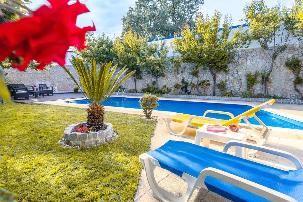 un cortile con sedie e una piscina di Cem Sentido - Alentejo Apartments a Portalegre