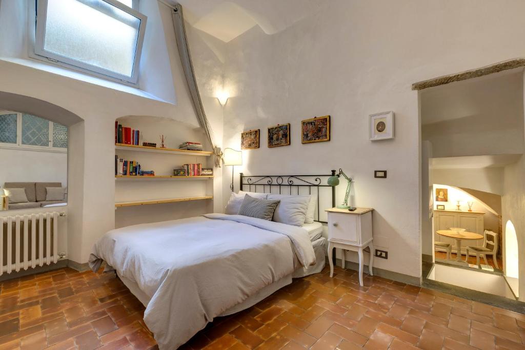 um quarto com uma cama grande e uma janela em Florence Holiday Homes Ponte Vecchio em Florença