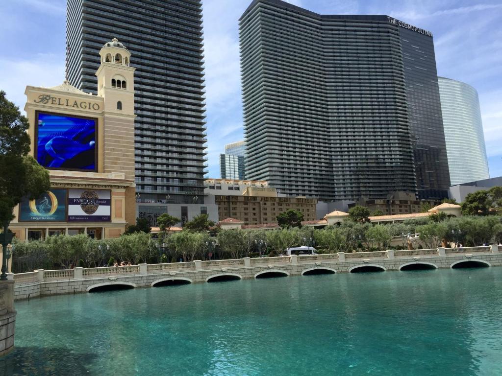 un pont sur une rivière dans une ville avec de grands bâtiments dans l'établissement Jockey Resort Suites Center Strip, à Las Vegas