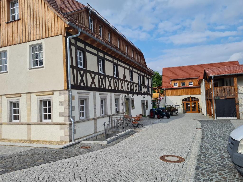 eine Straße in einer mittelalterlichen Stadt mit einem Gebäude in der Unterkunft Lerchenberghof - barrierefreies Familien Landhotel mit FeWo, FeZi - Spielplatz Reiten Segway PT und mehr in Kottmar