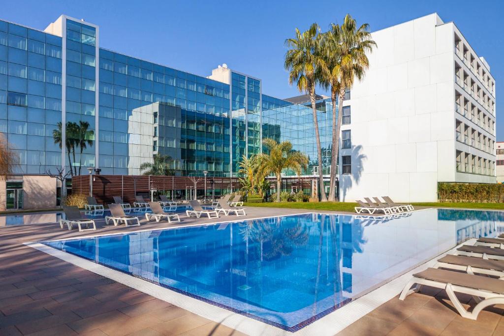 בריכת השחייה שנמצאת ב-Hotel SB BCN Events 4* Sup או באזור