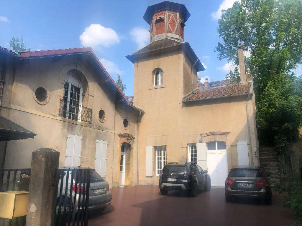 un gran edificio con coches estacionados frente a él en Metz-sud - Appartement 120 m2 dans maison du XVIII - Jouy aux Arches entre Nancy et Luxembourg - Proximité toutes commodités, en Jouy-aux-Arches