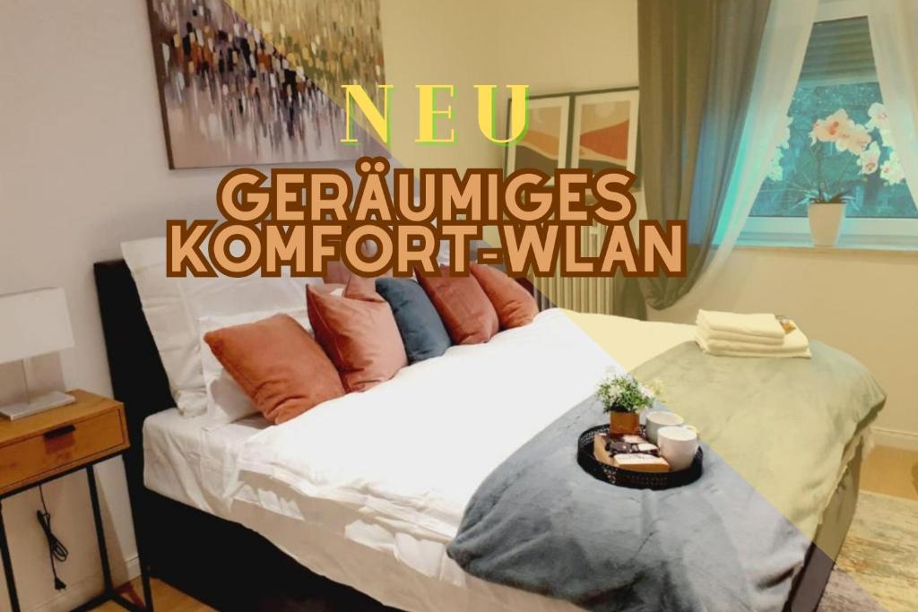 NEW - Apartment Kameni Confort Wifi Munich Airport Family في نيوفهارن بي فريسنج: غرفة نوم بسرير ابيض مع مخدات