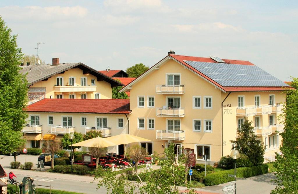 un edificio con paneles solares en el techo en Appartementhaus Stöckl, en Bad Füssing