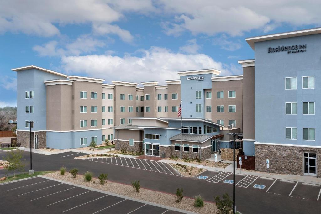 un hôtel avec un parking en face dans l'établissement Residence Inn by Marriott Lubbock-University Area, à Lubbock