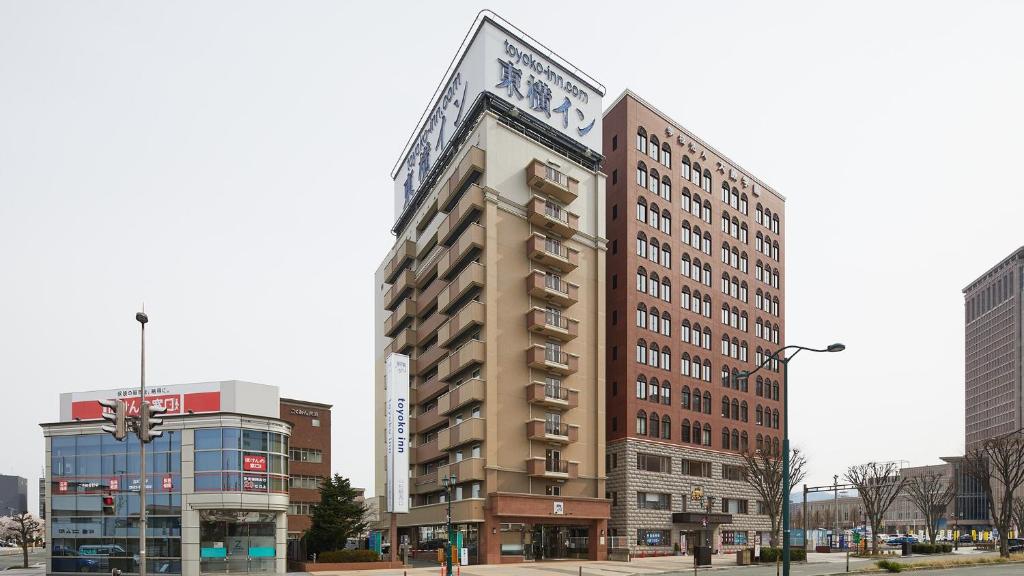 um edifício com um relógio na lateral em Toyoko Inn Yamagata-eki Nishi-guchi em Yamagata