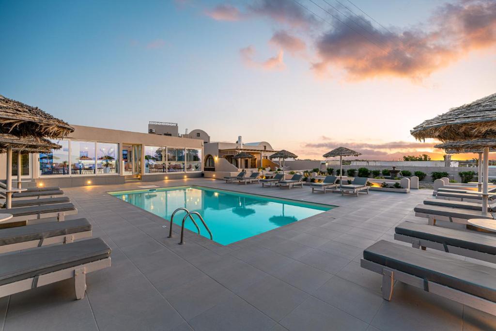 Swimmingpoolen hos eller tæt på En Plo Boutique Suites Oia Santorini