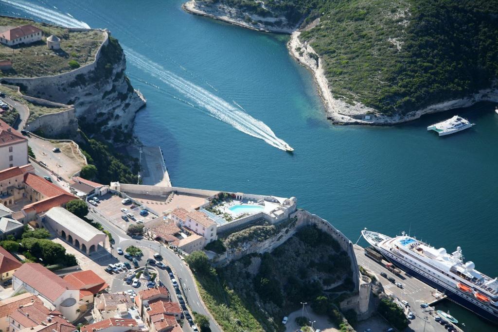 - une vue aérienne sur un port avec des bateaux dans l'eau dans l'établissement Hotel Spa Genovese, à Bonifacio