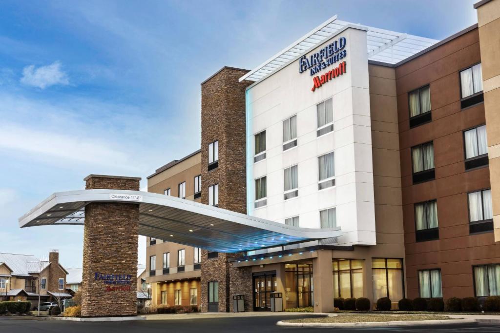 Fairfield Inn & Suites by Marriott Bowling Green في بولينغ غرين: تقديم أجنحة السفارات bristolanoogaaanoogaanoogaaaaanoogaanooga الفندق