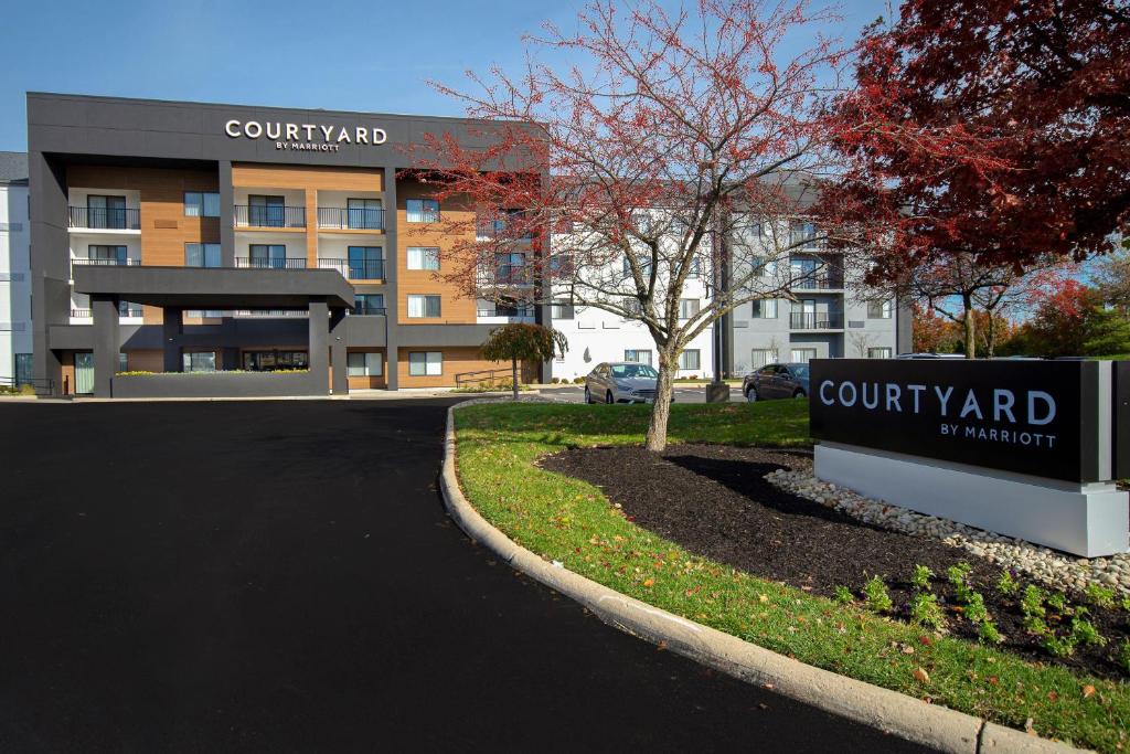 ein Schild vor einem Gebäude mit Hofhof in der Unterkunft Courtyard by Marriott Cincinnati Airport in Erlanger