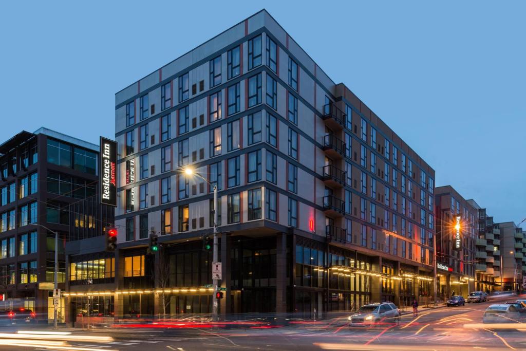 un grande edificio in vetro su una strada di città di notte di Residence Inn by Marriott Seattle University District a Seattle