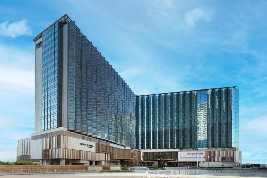 un grand bâtiment avec beaucoup de fenêtres dans l'établissement Four Points by Sheraton Hong Kong, Tung Chung, à Hong Kong