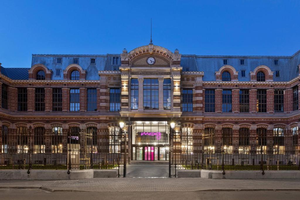 ein großes Gebäude mit einer Uhr darüber in der Unterkunft Moxy Lille City in Lille