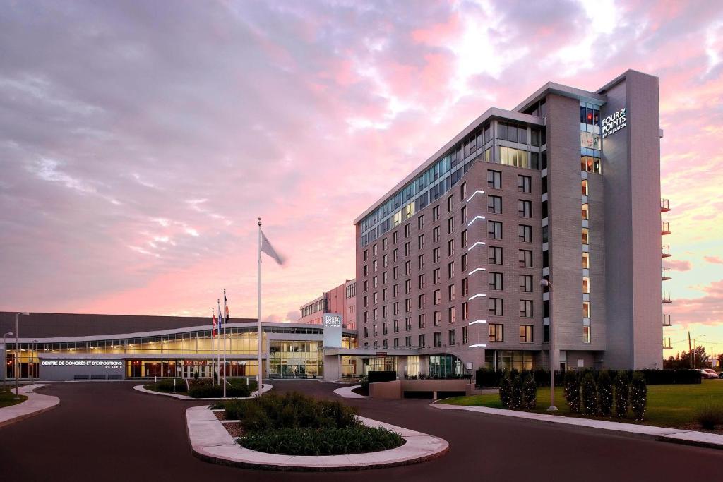 ein Bild eines Gebäudes mit Sonnenuntergang in der Unterkunft Four Points by Sheraton Lévis Convention Centre in Lévis