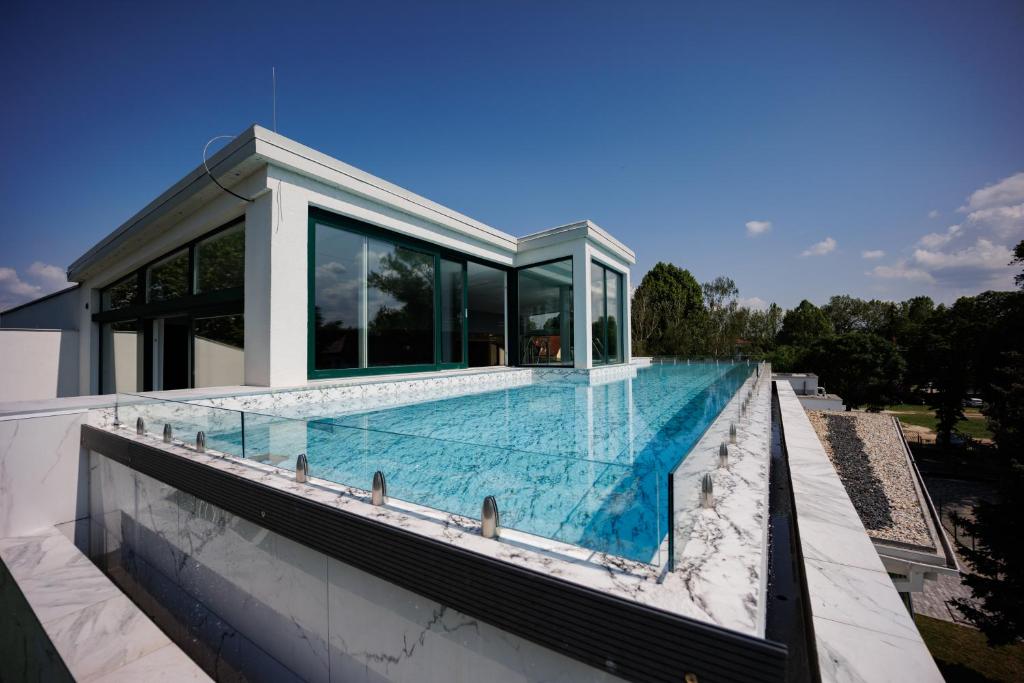 A piscina localizada em Villa Bauhaus Gold ou nos arredores