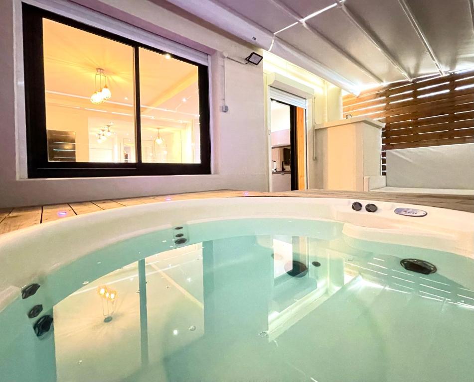 Gallery image of loft romantique spa in Nice