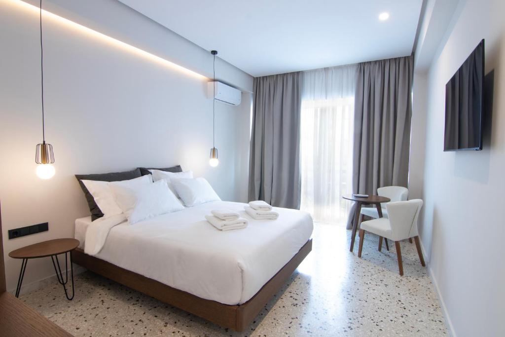 Cama ou camas em um quarto em Mythodea Athens Suites