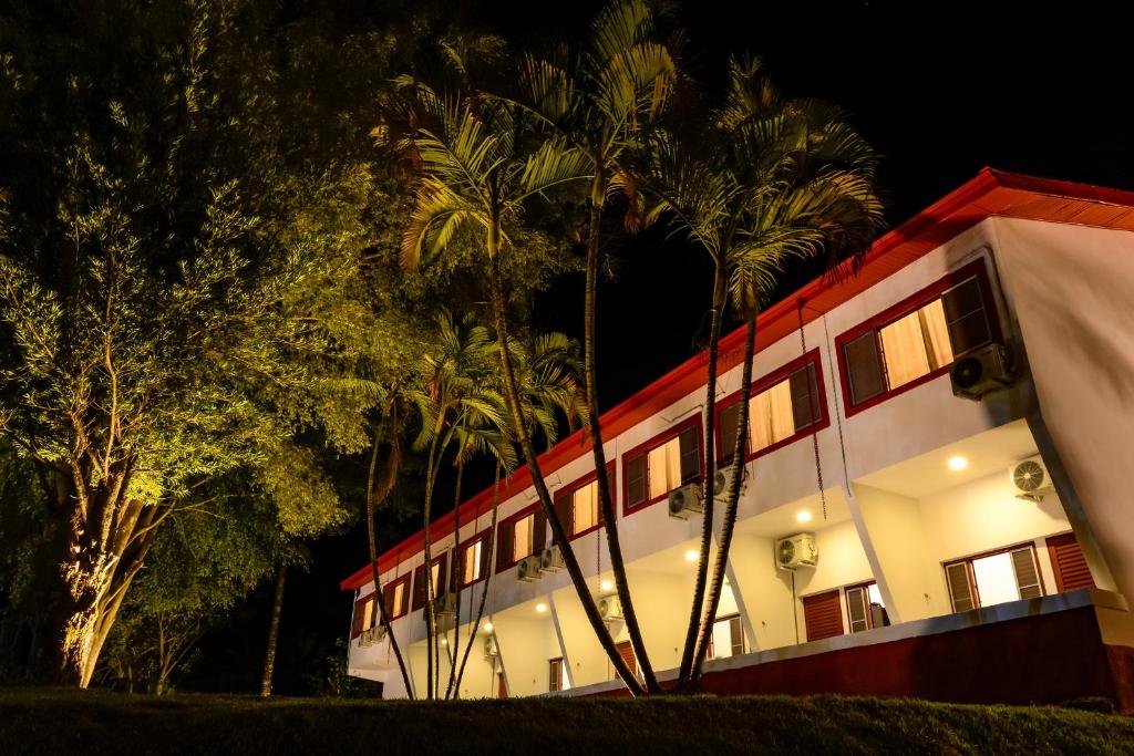 un edificio con palmeras delante en Hotel Fazenda Aguas de Lindoia, en Águas de Lindóia