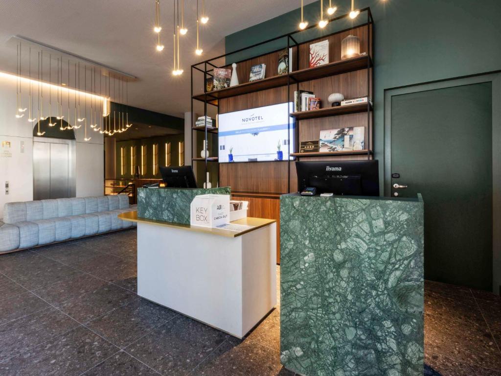 ミュンスターにあるNovotel Münster Cityの部屋のカウンター付き店