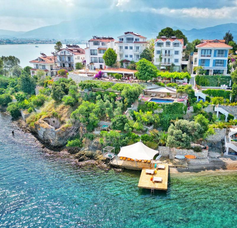 uma vista aérea de um resort sobre a água em Ece Hotel Sovalye Island em Fethiye