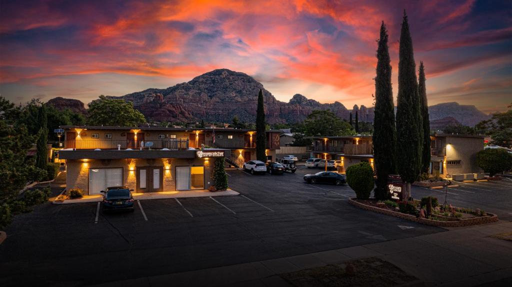 een gebouw met een parkeerplaats met een berg op de achtergrond bij Dreamcatcher Inn of Sedona in Sedona