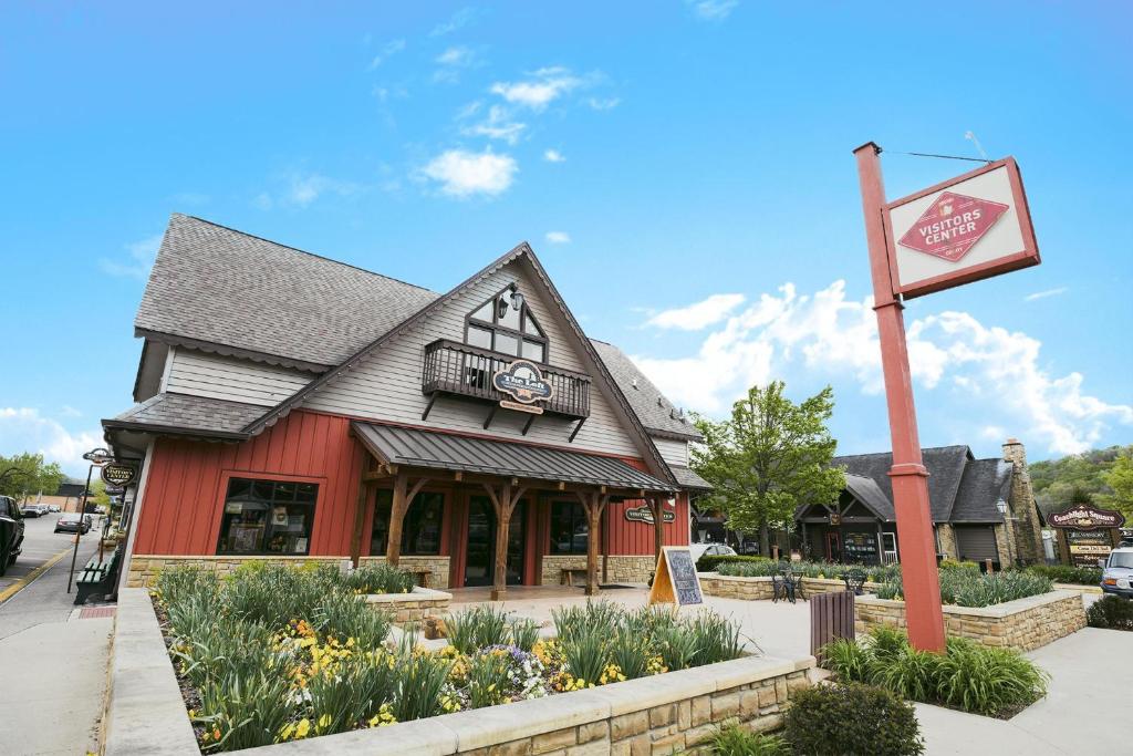 un edificio rojo con un cartel delante en Girlfriend Getaway Suite, en Nashville