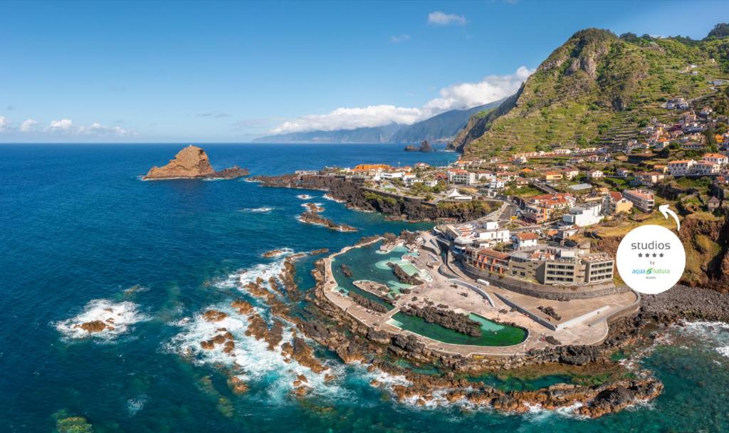 eine Luftansicht eines Resorts an der Küste in der Unterkunft Studios by Aqua Natura Hotels in Porto Moniz