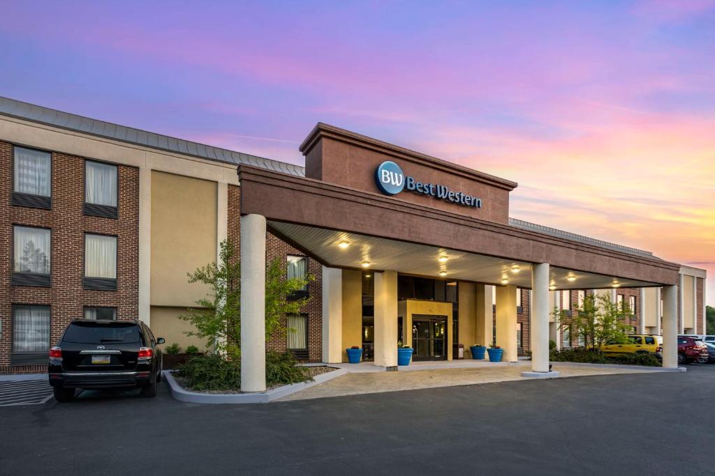 ハリスバーグにあるBest Western Harrisburg North Hotelの駐車場付きホテル