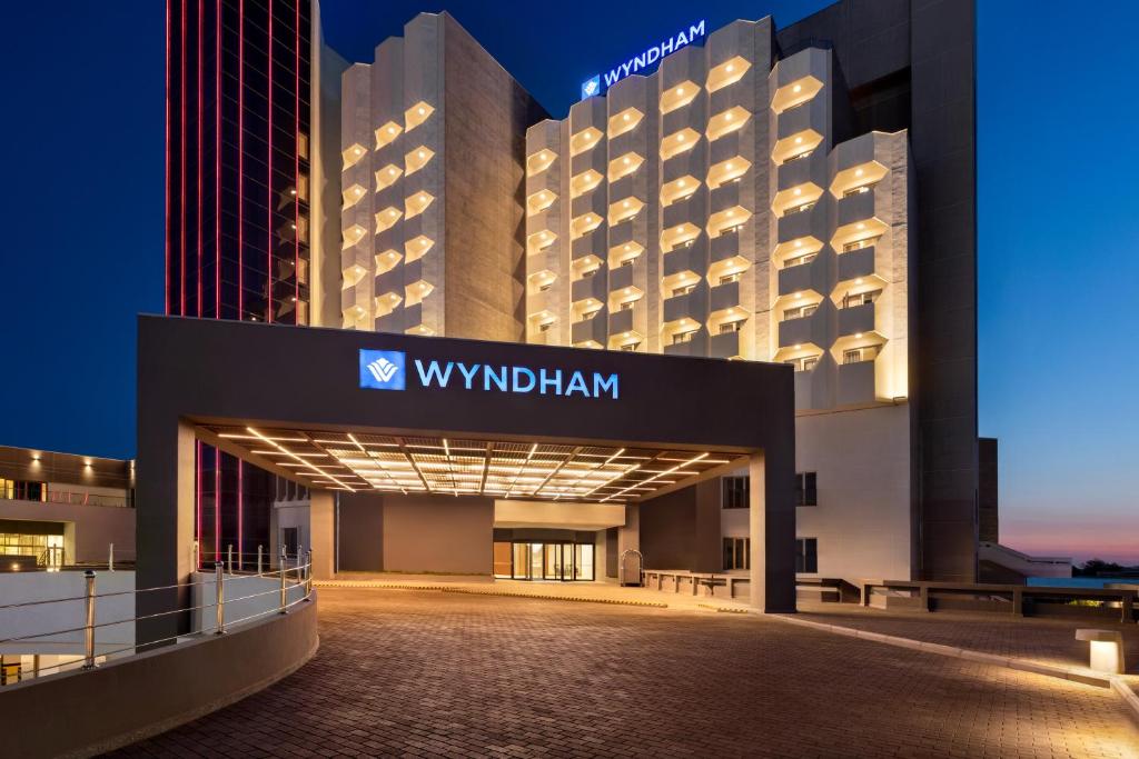 uitzicht op het Waldorf Astoria hotel 's nachts bij Wyndham Bukhara in Bukhara