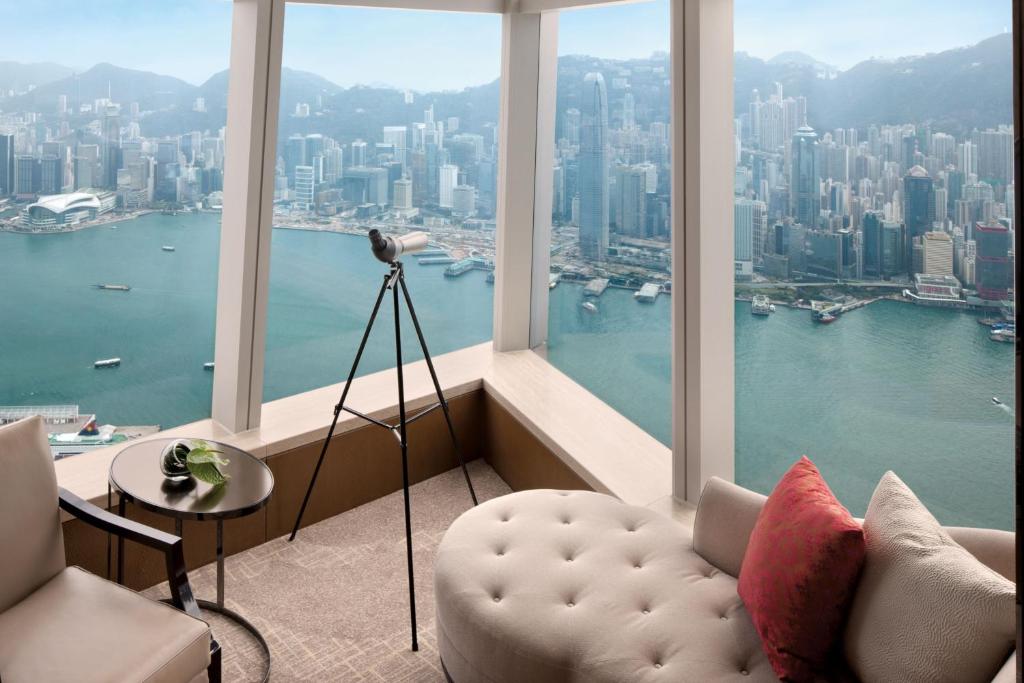 uma sala de estar com vista para a cidade em The Ritz-Carlton Hong Kong em Hong Kong