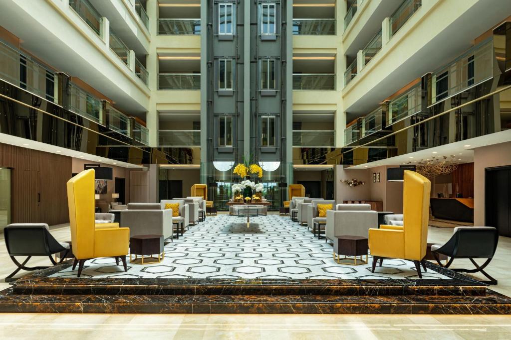 Uma área de estar em Four Points by Sheraton Production City, Dubai