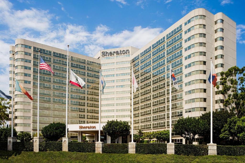 um grande edifício com bandeiras à sua frente em Sheraton Gateway Los Angeles Hotel em Los Angeles