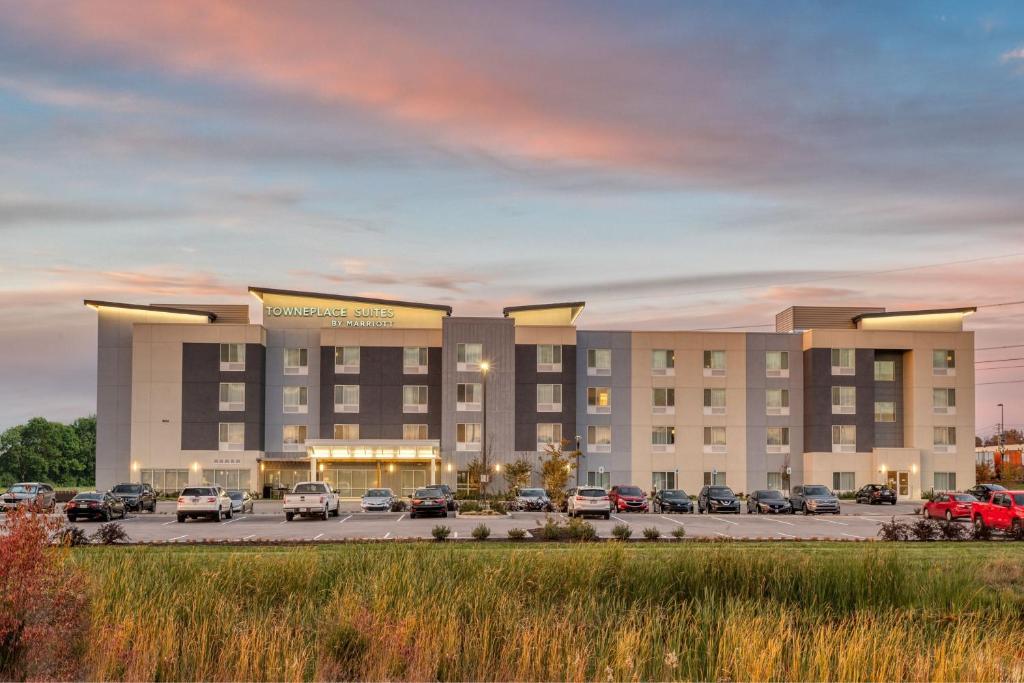 una representación de un hotel con coches estacionados en un estacionamiento en TownePlace Suites by Marriott Indianapolis Airport, en Indianápolis