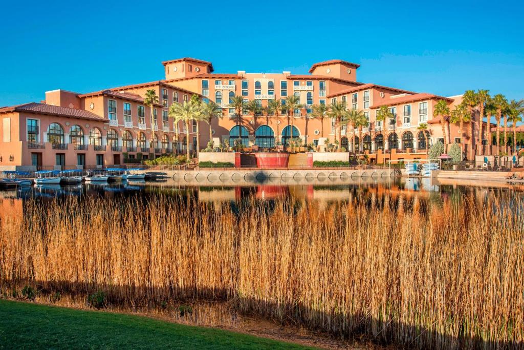 uitzicht op een stad met gebouwen en een meer bij The Westin Lake Las Vegas Resort & Spa in Las Vegas