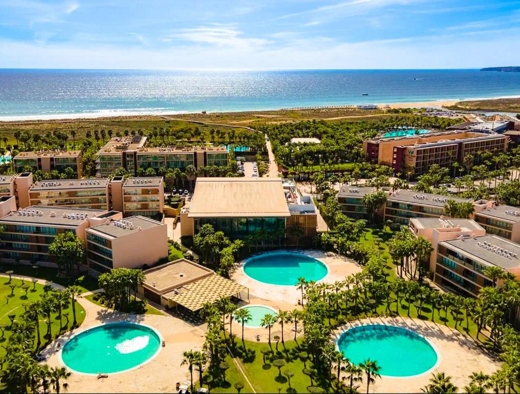 La alberca dentro o cerca de Outstanding Condo- Beach, Pool & Golf by BeCherish