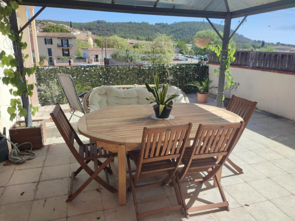 Appartement provençal avec terrasse dans le Var陽台或露臺