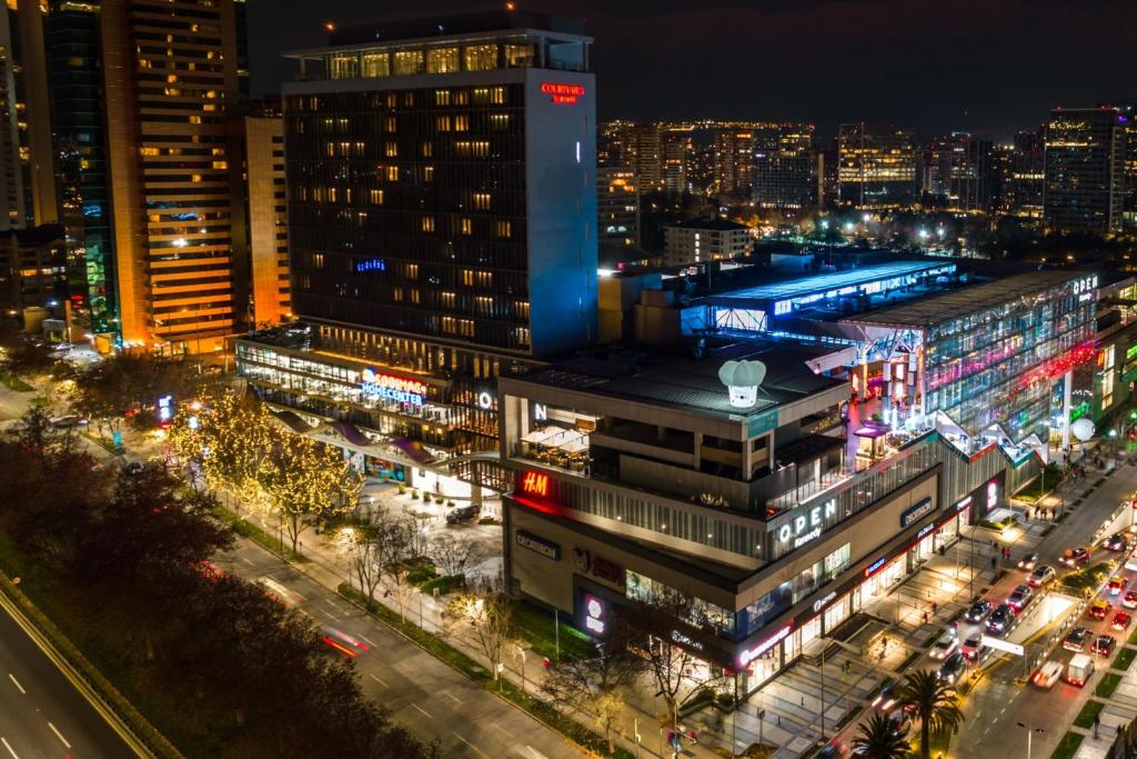 uitzicht op een stad 's nachts met verkeer bij Courtyard by Marriott Santiago Las Condes in Santiago