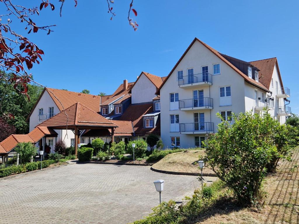 eine Reihe von Häusern mit einer Auffahrt davor in der Unterkunft Hotel Siebeneichen  in Meißen