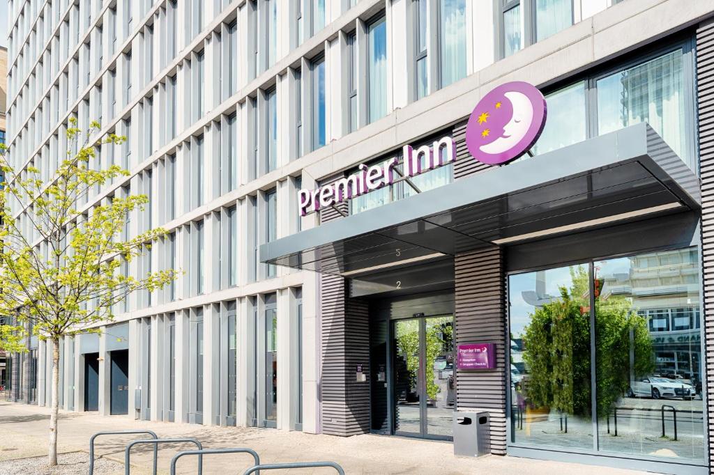 um edifício com um sinal de donut na parte da frente em Premier Inn Berlin Alexanderplatz em Berlim