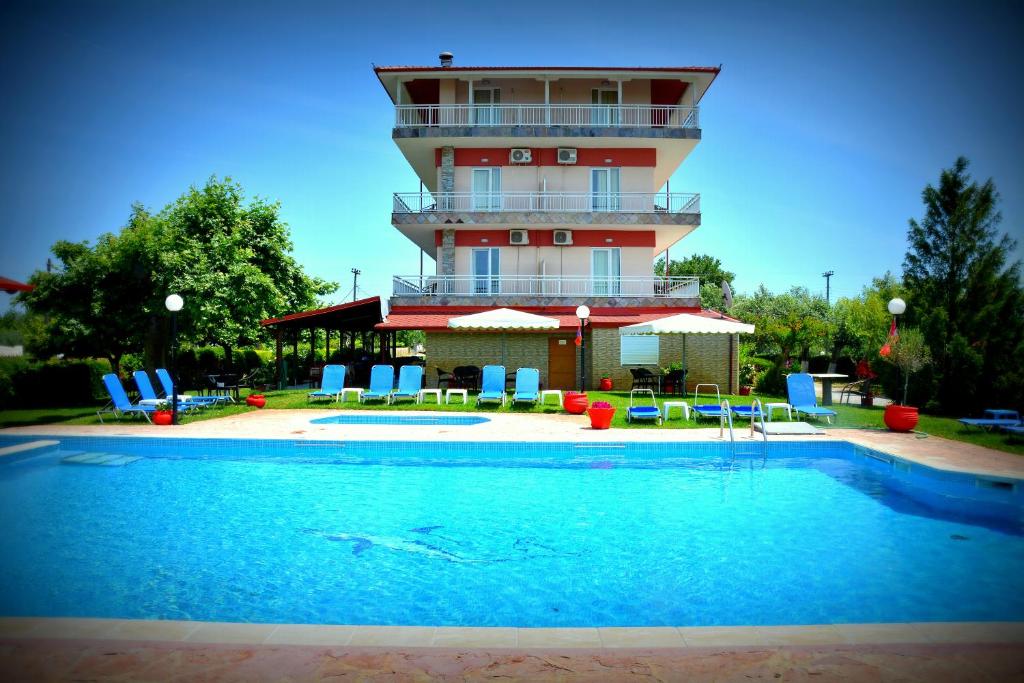 A piscina localizada em Denis Hotel and Bungalows ou nos arredores