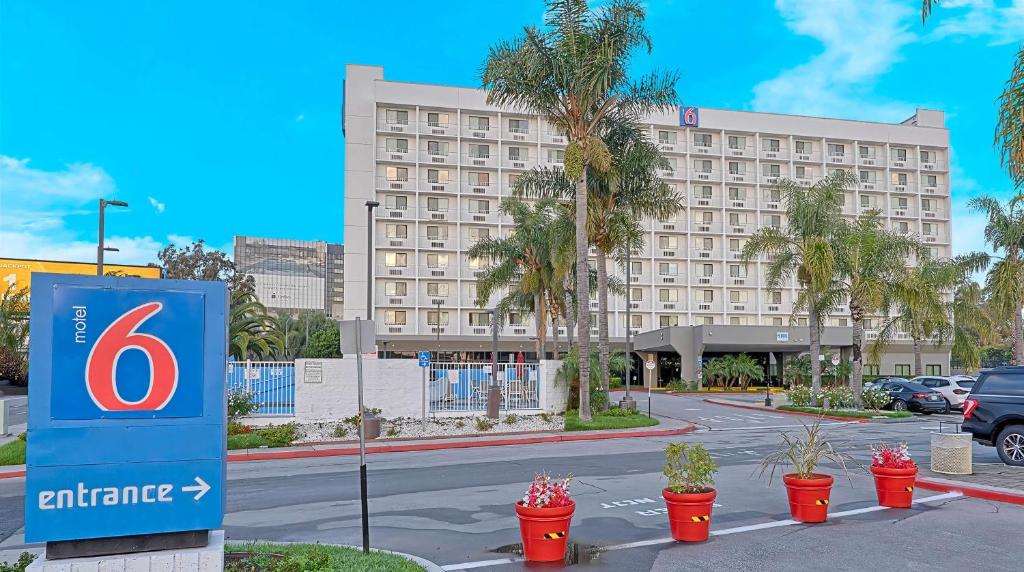 ein Hotel mit einem Schild vor einem Gebäude in der Unterkunft Suites Los Angeles CA Los Angeles LAX in Inglewood