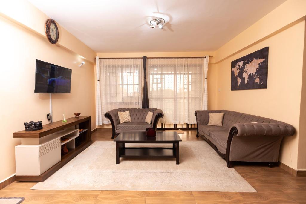 salon z kanapą i stołem w obiekcie Luxurious-2 bedroom Furnished Apartment w mieście Nairobi