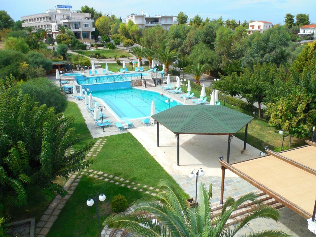 una vista aérea de una piscina en un complejo en Almira Mare, en Chalkida