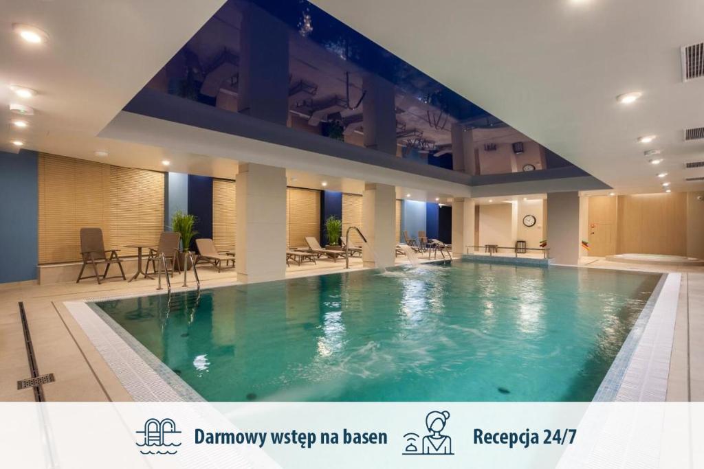 een groot zwembad in een hotelkamer bij GRANO APARTMENTS Gdańsk Nowa Motława SPA & Wellness in Gdańsk